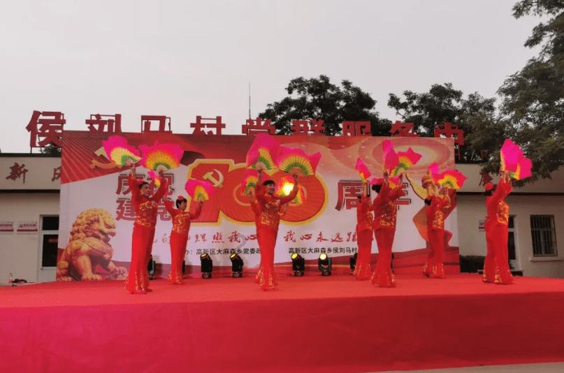 唐嫣化身都市女郎随性迷人 伫立江畔赏风雪夜明珠